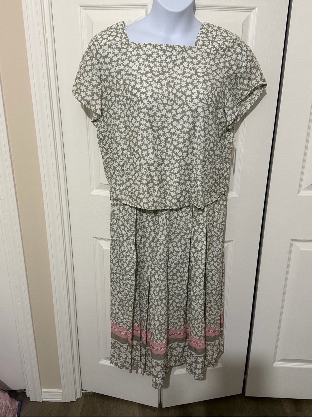 Vintage NWT Women’s Olive Floral Two-Piece Top Set 16